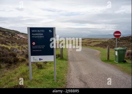 Schild für MOD Butec in Applecross, Schottische Highlands. Kein Einfahrtsschild und Pfad führt zum Verteidigungsministerium Land und öffentlichen Zugang zum Sands Beach. Stockfoto