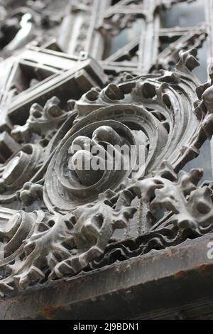 Fantastische und reizvolle Details von dekorativen architektonischen Elementen aus Gusseisen aus vergangenen Zeiten. Stockfoto