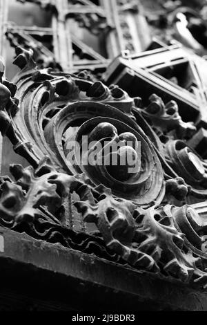 Fantastische und reizvolle Details von dekorativen architektonischen Elementen aus Gusseisen aus vergangenen Zeiten. Stockfoto