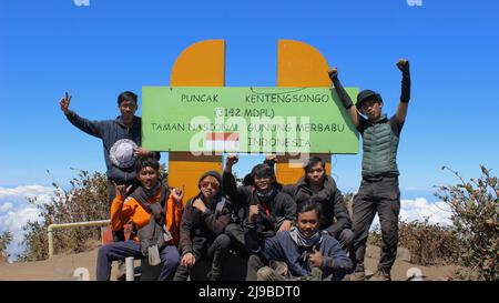 Magelang, Indonesien - 06 08 2019: Bergsteiger, die den Gipfel des Mount Merbabu erreichen, fangen ihre Momente mit fröhlichen Ausdrücken ein Stockfoto