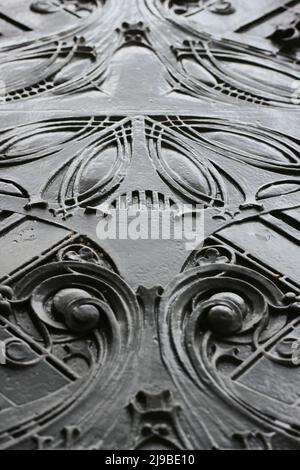 Fantastische und reizvolle Details von dekorativen architektonischen Elementen aus Gusseisen aus vergangenen Zeiten. Stockfoto