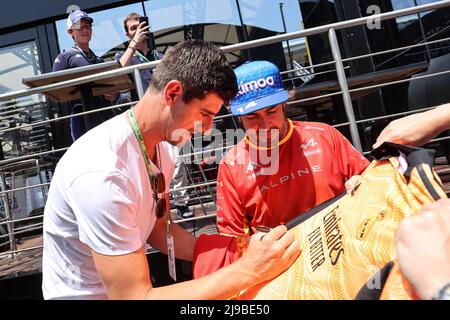 Barcelona, Spanien. 22.. Mai 2022. (L bis R): Thibault Courtois (Bel) Real Madrid Torwart, mit Fernando Alonso (ESP) Alpine F1 Team. 22.05.2022. Formel 1 Weltmeisterschaft, Rd 6, Großer Preis Von Spanien, Barcelona, Spanien, Wettkampftag. Bildnachweis sollte lauten: XPB/Press Association Images. Quelle: XPB Images Ltd/Alamy Live News Stockfoto