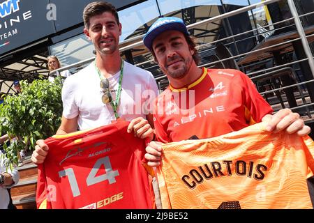 Barcelona, Spanien. 22.. Mai 2022. (L bis R): Thibault Courtois (Bel) Real Madrid Torwart, mit Fernando Alonso (ESP) Alpine F1 Team. 22.05.2022. Formel 1 Weltmeisterschaft, Rd 6, Großer Preis Von Spanien, Barcelona, Spanien, Wettkampftag. Bildnachweis sollte lauten: XPB/Press Association Images. Quelle: XPB Images Ltd/Alamy Live News Stockfoto