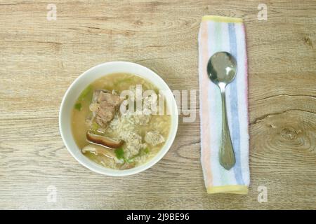 Gekochter Reis mit Schweinekotelett und heißer Knochensuppe auf der Schüssel Stockfoto