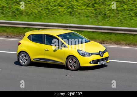 2013 gelber Renault Clio D-Que M-Nav Energy TCE SS 899 ccm Benziner-Heckklappe; Fahrt auf der Autobahn M6, Manchester, Großbritannien Stockfoto