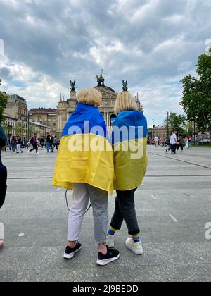 Lviv, Ukraine 14.05.2022 - zwei ukrainische Patriotin bleiben mit ukrainischer Flagge dicht beieinander Stockfoto