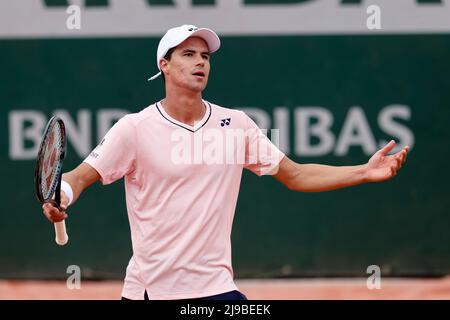 Paris, Frankreich. 22.. Mai 2022. Tennis: Grand Slam/WTA Tour - French Open, Herren-Singles, 1. Runden, Altmaier (Deutschland) - Munar (Spanien). Daniel Altmaier reagiert. Quelle: Frank Molter/dpa/Alamy Live News Stockfoto