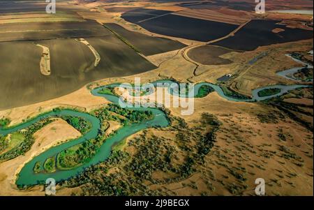 Sommerlandschaft Luftaufnahme des verwinkelten Flusses im schönen Tal bei Sonnenuntergang Stockfoto