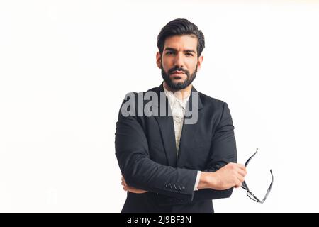 Porträt eines gutaussehenden Mannes in einem Anzug, der seine Sonnenbrille auszieht, horizontaler weißer Hintergrund. Hochwertige Fotos Stockfoto