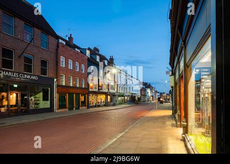 Im Stadtzentrum von Chichester fällt die Nacht. Stockfoto