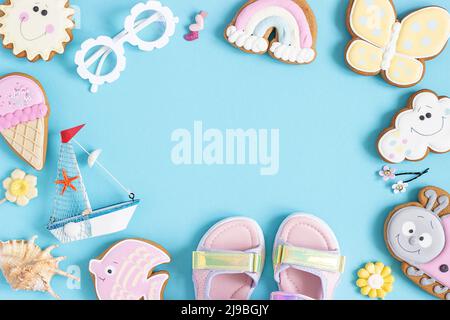 Helles kreatives Layout aus niedlichen Sommer-Symbolen mit Kopierfläche auf blauem Hintergrund. Draufsicht, Flat Lay. Kreatives Sommerkonzept. Stockfoto