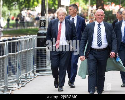 London - 19/05/2022.der britische Premierminister Boris Johnson wird als Metrop von der Downing Street im Zentrum Londons zu Fuß zum Tory Party Head Quarters gehen sehen Stockfoto