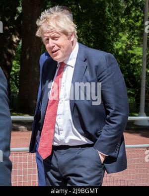 London - 19/05/2022.der britische Premierminister Boris Johnson wird als Metrop von der Downing Street im Zentrum Londons zu Fuß zum Tory Party Head Quarters gehen sehen Stockfoto