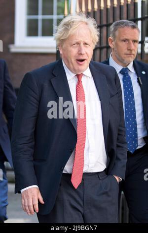 London - 19/05/2022.der britische Premierminister Boris Johnson verlässt die Tory Party-Hauptquartiere als Metrop wieder in die Downing Street im Zentrum Londons Stockfoto