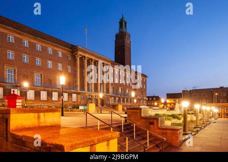 Morgendämmerung im Stadtrat von Norwich. Stockfoto