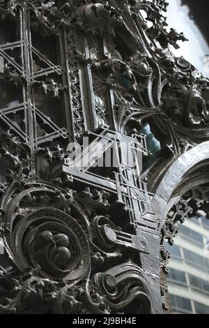 Fantastische und reizvolle Details von dekorativen architektonischen Elementen aus Gusseisen aus vergangenen Zeiten. Stockfoto