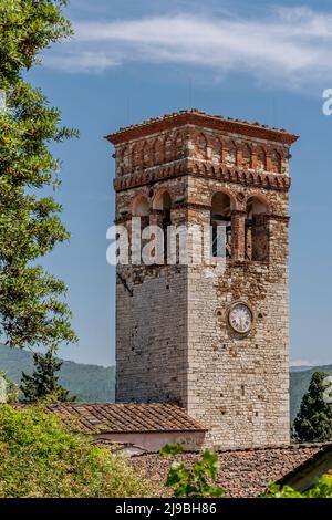 Der Glockenturm der alten Pieve di San Giovanni Decollato, Schloss Montemurlo, Prato, Italien Stockfoto