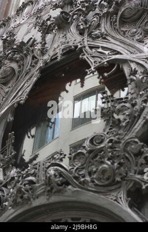 Fantastische und reizvolle Details von dekorativen architektonischen Elementen aus Gusseisen aus vergangenen Zeiten. Stockfoto
