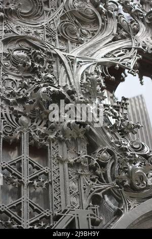 Fantastische und reizvolle Details von dekorativen architektonischen Elementen aus Gusseisen aus vergangenen Zeiten. Stockfoto