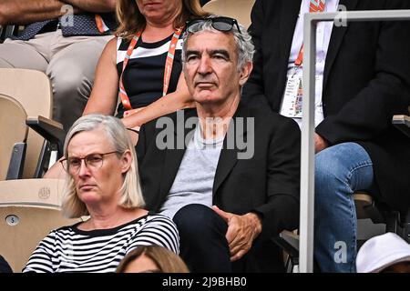 Paris, Frankreich, Frankreich. 22.. Mai 2022. Raymond DOMENECH während des ersten Tages von Roland-Garros 2022, French Open 2022, Grand Slam Tennisturnier im Roland-Garros Stadion am 22. Mai 2022 in Paris, Frankreich. (Bild: © Matthieu Mirville/ZUMA Press Wire) Stockfoto