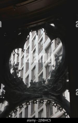 Fantastische und reizvolle Details von dekorativen architektonischen Elementen aus Gusseisen aus vergangenen Zeiten. Stockfoto