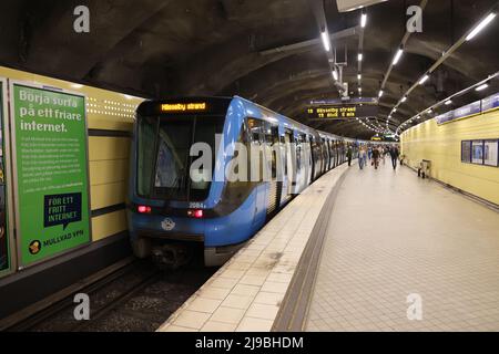 U-Bahn in einer U-Bahn-Station (Tunnelbana) in Stockholm, Schweden Stockfoto