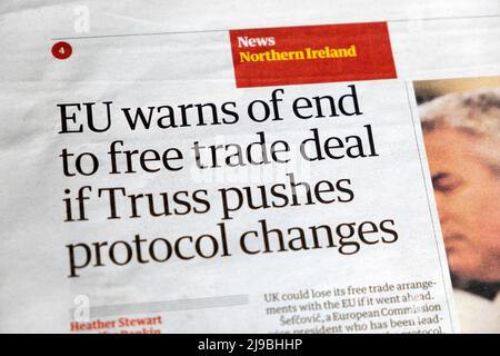„Die EU warnt vor einem Ende des Freihandelsabkommen, wenn Truss Protokolländerungen vorantreibt“ Nordirland in der Schlagzeile der Zeitung Guardian 18 May 2022 London UK Stockfoto