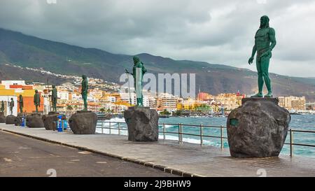 Candelaria, Teneriffa, Spanien - 12. Dezember 2019: Statuen der Guanchen entlang der Uferpromenade in Candelaria Stockfoto