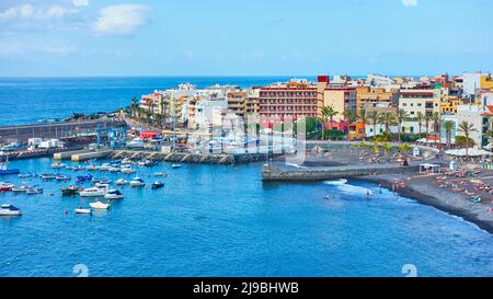 Playa San Juan, Spanien - 8. Dezember 2019: Blick auf die Stadt Playa San Juan auf Teneriffa Stockfoto