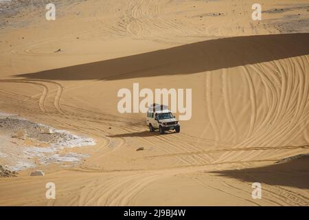 Abenteuer 4x4 Auto zwischen schönen Sandformationen in der Weißen Wüste geschützten Bereich, ist Nationalpark in der Farafra Oase, Ägypten Stockfoto