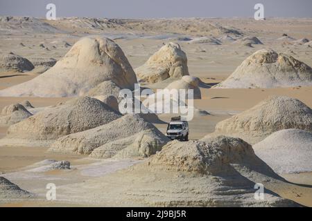 Abenteuer 4x4 Auto zwischen schönen Sandformationen in der Weißen Wüste geschützten Bereich, ist Nationalpark in der Farafra Oase, Ägypten Stockfoto