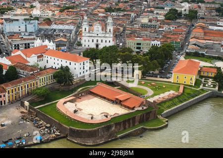 Luftaufnahme von Feliz Lusitânia, Catedral da Sé und Casa das Onze Janelas, wichtige Touristenattraktionen in Belém do Pará, Amazonas, Nordbrasilien. August 2003. Stockfoto