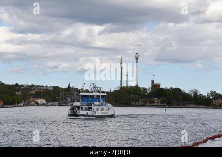 Die Djurgården-Fähre in Stockholm, die zwischen einem Terminal in der Nähe von Slussen in der Altstadt Gamla Stan und Allmänna gränd auf der Insel Djurgården verkehrt Stockfoto