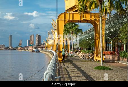 Dekorative Hafenkrane bei Estação das Docas wichtige Touristenattraktion in Belém do Pará, Amazonas, Nordbrasilien. Stockfoto