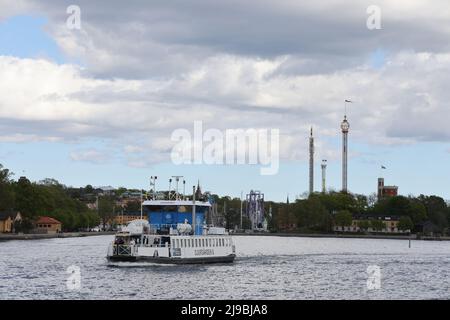 Die Djurgården-Fähre in Stockholm, die zwischen einem Terminal in der Nähe von Slussen in der Altstadt Gamla Stan und Allmänna gränd auf der Insel Djurgården verkehrt Stockfoto