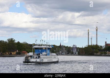 Die Djurgården-Fähre in Stockholm, die zwischen einem Terminal in der Nähe von Slussen in der Altstadt Gamla Stan und Allmänna gränd auf der Insel Djurgården verkehrt Stockfoto