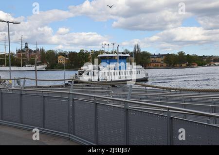 Die Djurgården-Fähre in Stockholm, die zwischen einem Terminal in der Nähe von Slussen in der Altstadt Gamla Stan und Allmänna gränd auf der Insel Djurgården verkehrt Stockfoto