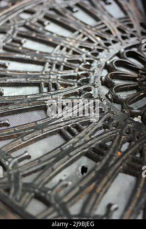 Fantastische und reizvolle Details von dekorativen architektonischen Elementen aus Gusseisen aus vergangenen Zeiten. Stockfoto