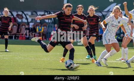 Christine Sinclair aus Portland, die Kapitänin des kanadischen Olympia-Goldmedaillenteams von 2020 und die Rekordhalterin für Tore im internationalen Spiel, trifft beim Sieg des Houston Dash 2-0 über die Portland-Dorns im Providence Park, Portland, ein spätes Match. ODER, USA, am 21. Mai 2022 (Foto von Jeff Wong/Sipa USA). Stockfoto