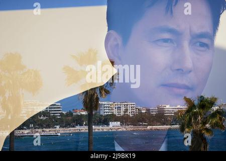 Cannes, Frankreich. 21.. Mai 2022. Lee Jung-jae @from jjlee and jung Woo-sung @jws theory in ‘Hunt’ Regie- und Schauspielerporträts: Filmfestspiele von Cannes 75.. Lee Jung Jaes Star (am besten bekannt für Squid-Spiel) erster Regiedebüt Hunt ist ein Spion-Thriller, der die Geschichte zweier Elite-Geheimdienstler erzählt (gespielt von Park Pyeong Ho und Kim Jung Do) Die sich zunehmend der unerträglichen Wahrheiten ihres eigenen Landes bewusst werden, während sie einander mehr misstrauisch gegenüber werden, während sie versuchen, einen nordkoreanischen Maulwurf auszurauchen. @megabox plus m DOP @leemogae #Kimsangbum #Leejungjae #jungwoosung #Hunt #ca. Stockfoto