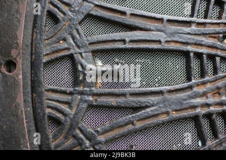 Fantastische und reizvolle Details von dekorativen architektonischen Elementen aus Gusseisen aus vergangenen Zeiten. Stockfoto