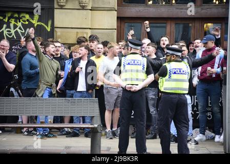 Manchester, Großbritannien, 22.. Mai 2022. Lebhafte und laute Fußballfans der Aston Villa singen und jubeln vor dem öffentlichen Haus der Piccadilly Tavern im Zentrum von Manchester, England, Großbritannien und den Britischen Inseln. Der Manchester City Football Club spielt im Etihad Stadium in Manchester den Aston Villa Football Club mit einem Startschuss von 16,00 Uhr. Manchester City hat neun der letzten 10 Spiele in der Premier League gegen Aston Villa gewonnen, darunter die letzten sechs in Folge, und die anderen Spiele gezogen. Quelle: Terry Waller/Alamy Live News Stockfoto