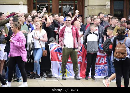 Manchester, Großbritannien, 22.. Mai 2022. Lebhafte und laute Fußballfans der Aston Villa singen und jubeln vor dem öffentlichen Haus der Piccadilly Tavern im Zentrum von Manchester, England, Großbritannien und den Britischen Inseln. Der Manchester City Football Club spielt im Etihad Stadium in Manchester den Aston Villa Football Club mit einem Startschuss von 16,00 Uhr. Manchester City hat neun der letzten 10 Spiele in der Premier League gegen Aston Villa gewonnen, darunter die letzten sechs in Folge, und die anderen Spiele gezogen. Quelle: Terry Waller/Alamy Live News Stockfoto