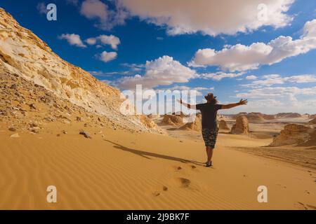 Bild des Touristen in der Weißen Wüste Schutzgebiet in der Sahara Farafra Oase, Ägypten Stockfoto