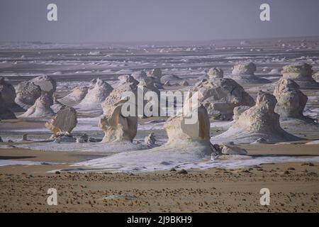 Fantastische Sandformationen in der Weißen Wüste geschützten Bereich, ist Nationalpark in der Farafra Oase, Ägypten Stockfoto