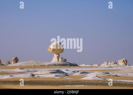 Fantastische Sandformationen in der Weißen Wüste geschützten Bereich, ist Nationalpark in der Farafra Oase, Ägypten Stockfoto