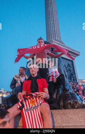 21/05/22, Sunderland AFC-Fans feiern bis in die Nacht auf dem Trafalgar Square, nachdem sie zur Meisterschaft befördert wurden Stockfoto