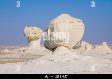 Fantastische Sandformationen in der Weißen Wüste geschützten Bereich, ist Nationalpark in der Farafra Oase, Ägypten Stockfoto