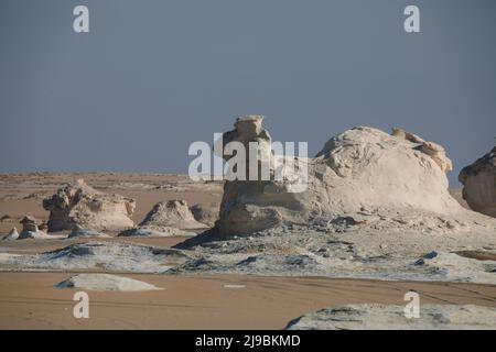 Fantastische Sandformationen in der Weißen Wüste geschützten Bereich, ist Nationalpark in der Farafra Oase, Ägypten Stockfoto