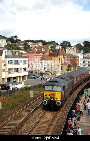 '57315' (Führung) und '57804' (hinten) bei Dawlish mit einer Eisenbahnfahrt nach Torbay. Stockfoto